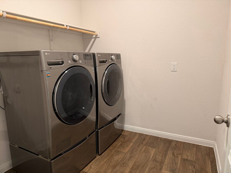 Building Photo - Room in House on Brooklyn Dr