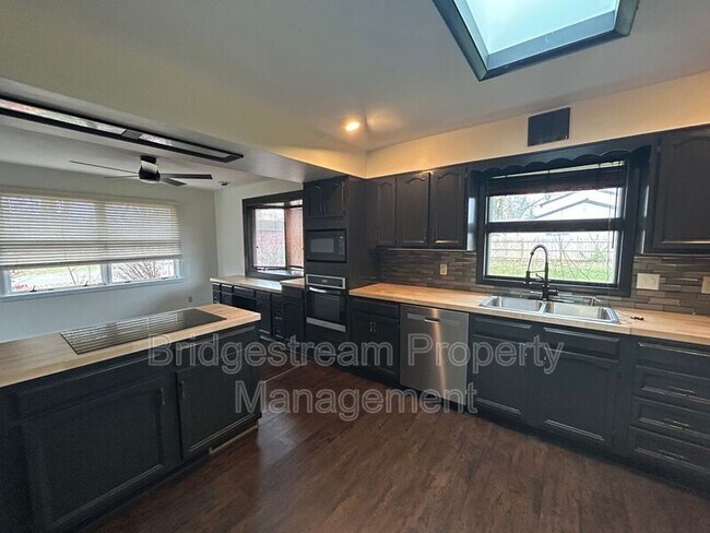 Building Photo - 7201 Englewood Dr