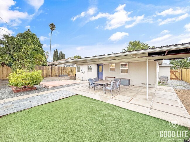 Building Photo - Beautiful 3BD/1.5BA Home in Allied Gardens...