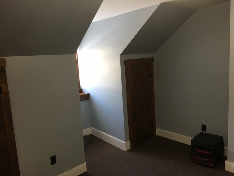 Building Photo - 6089 Memorial Dr