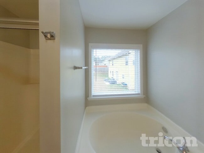 Building Photo - 9106 Valleyview Ct