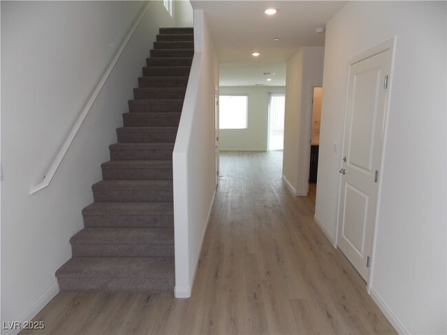 Building Photo - 565 Ruby Robin Ave