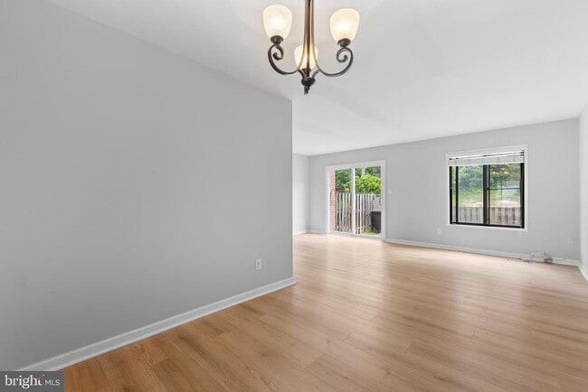 Building Photo - 2813 Cambridge Dr