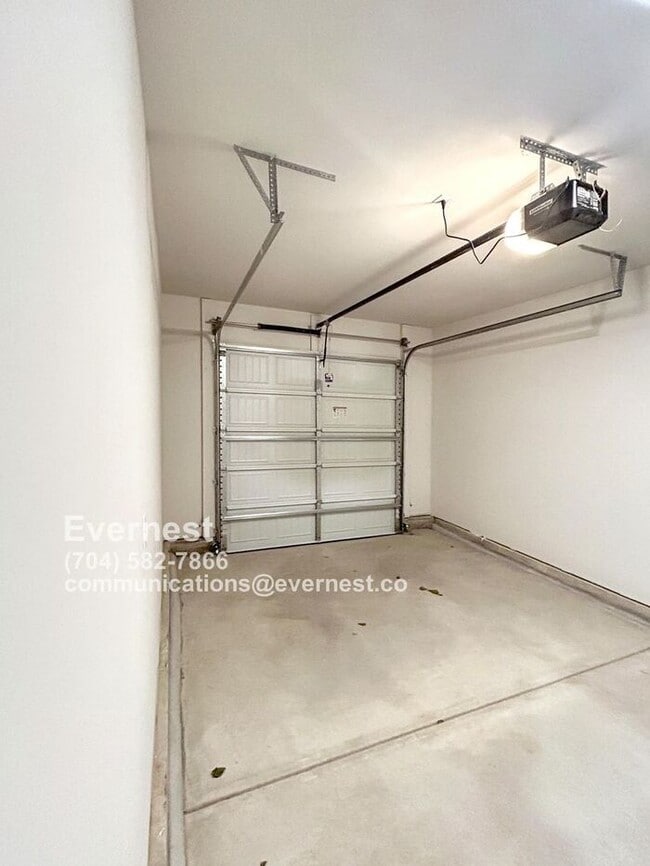 Building Photo - 3 Bed, 2.5 Bath Townhome with Attached Garage and Modern Amenities / voucher accepted / Pet-frien...