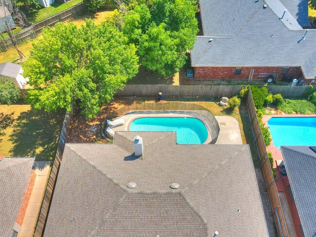 Building Photo - Beautiful 4 Bedroom Home with Inground Poo...