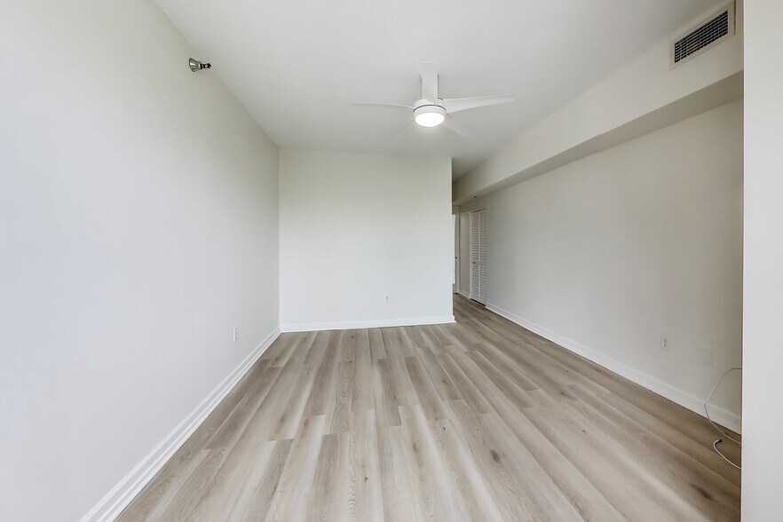 Building Photo - 5 E 14th Pl