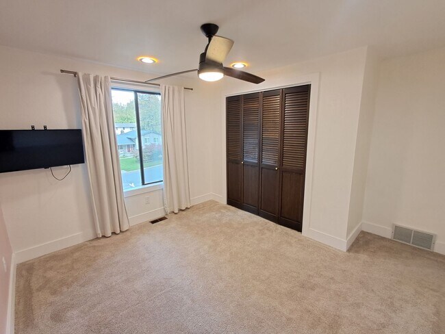 Building Photo - $3,200 -5 Bed / 3 Bath- Home with Fully Fe...