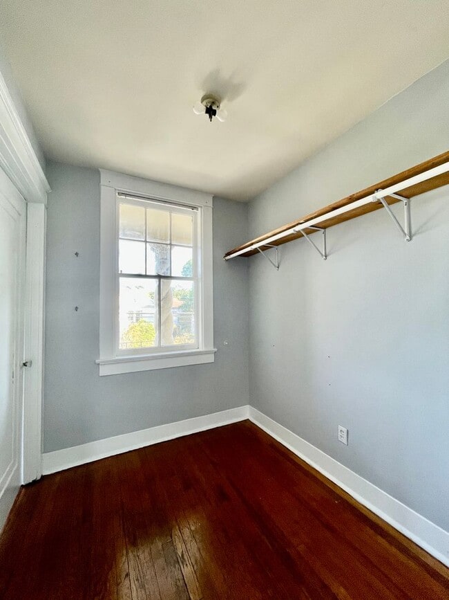 Building Photo - 2 Bed/1 Bath Near Campus