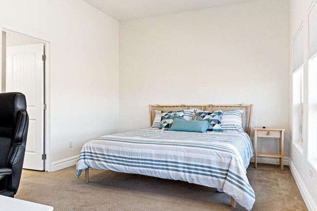 Building Photo - Bella Terrazza FURNISHED CONDO  --  Golf C...