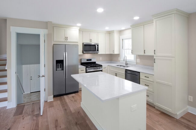 Building Photo - 6415 Londonderry Dr