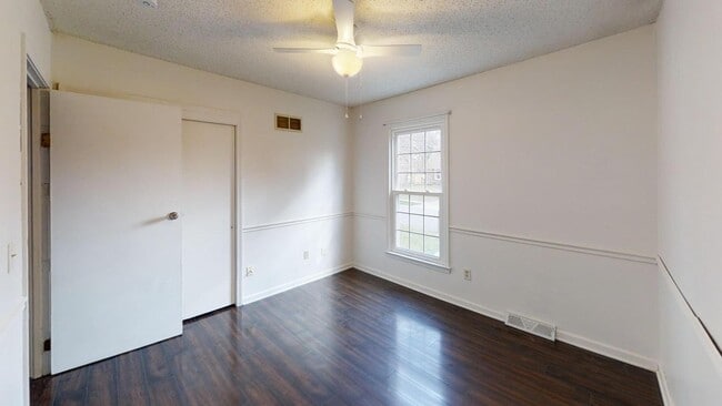 Building Photo - 1820 E 151st Terrace