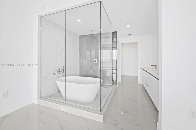 Building Photo - 700 NE 24th St