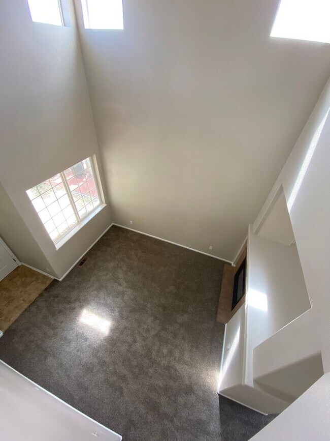 Building Photo - Newly Remodeled 3 Bedroom Home in Claremon...