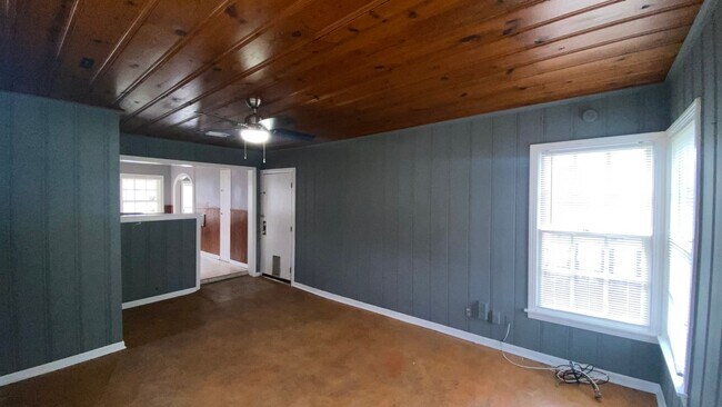 Building Photo - Campus Cottage, Blocks From TCU!