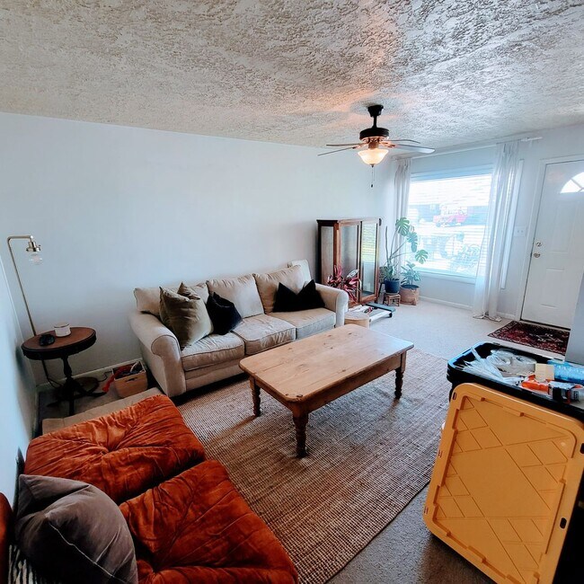 Building Photo - Private East Murray Home with HUGE yard!