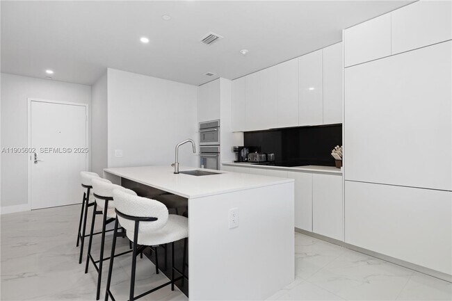 Building Photo - 700 NE 24th St