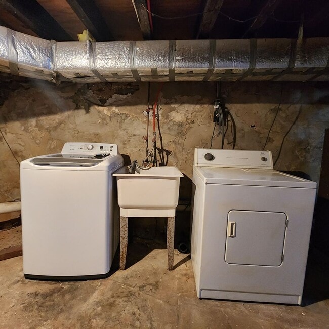 Building Photo - 2450 N Fairhill St