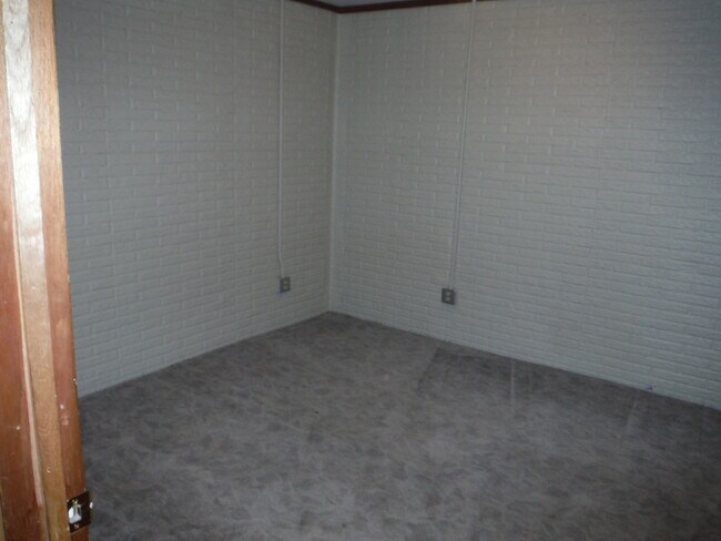 Building Photo - Cute 3 Bedroom Condo w/ Bonus Room - Walki...