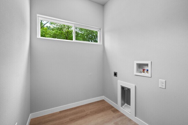 Building Photo - 2 Brightling Ln