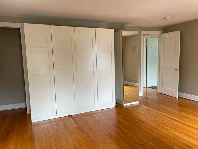 Building Photo - 927 Woodlawn Ave