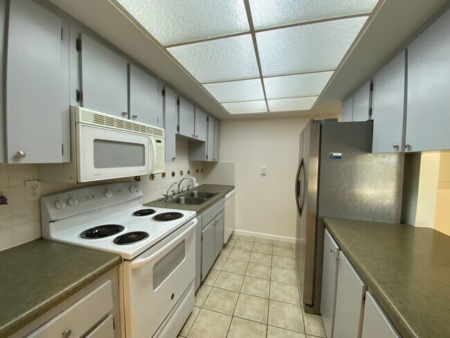 Building Photo - 710 N Village Dr