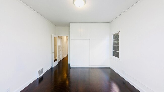 Building Photo - 132 N La Peer Dr