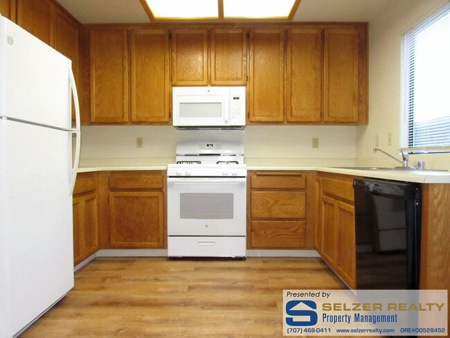 Building Photo - 880 S Orchard Ave