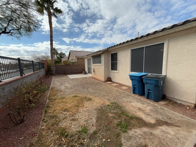 Building Photo - "Charming 2-Bed Oasis in Las Vegas: Modern...