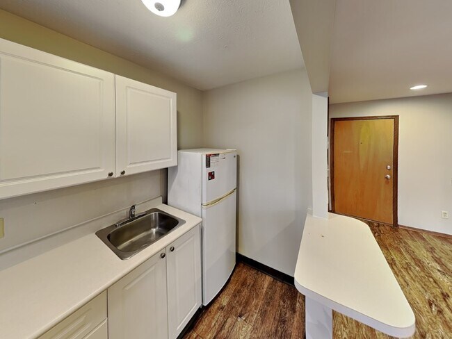 Building Photo - 120 E 13th Ave