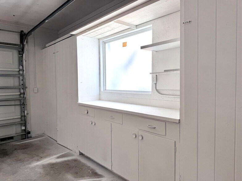 Building Photo - 231 NE 16th Ave