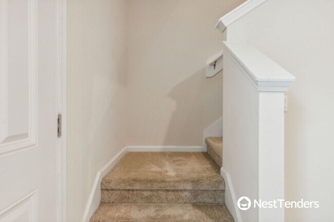 Building Photo - Beautiful Townhome with Two Primary Suites!