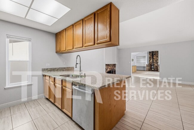 Building Photo - 511 Lyndhurst Ave