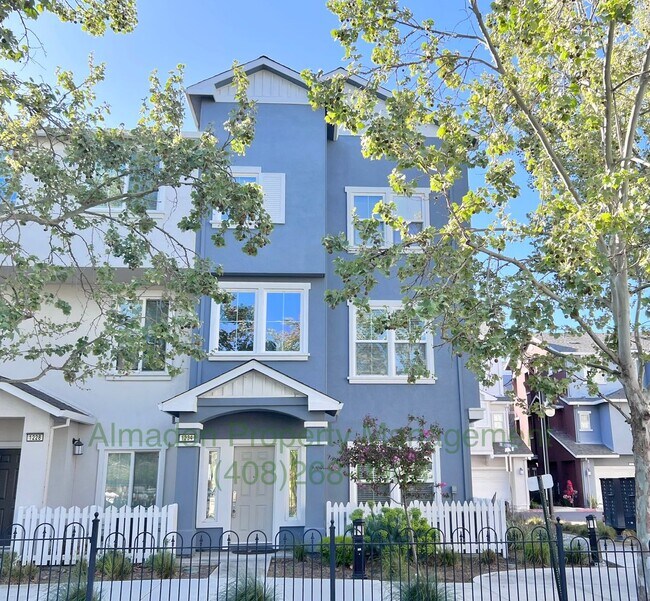 Building Photo - Newer Corner Townhome in Great Location! Central A/C & Pets Negotiable!