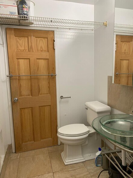 Bathroom - 2023 Cloverfield Blvd