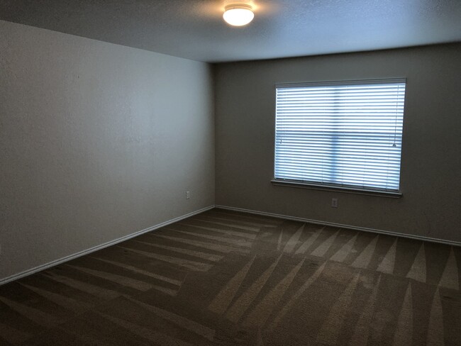 Building Photo - SPACIOUS 3 BEDROOM FEATURING 2 LIVING AREA...