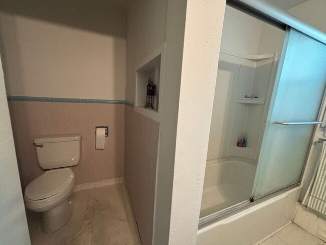 Building Photo - 4 Bedroom 2 Bathroom