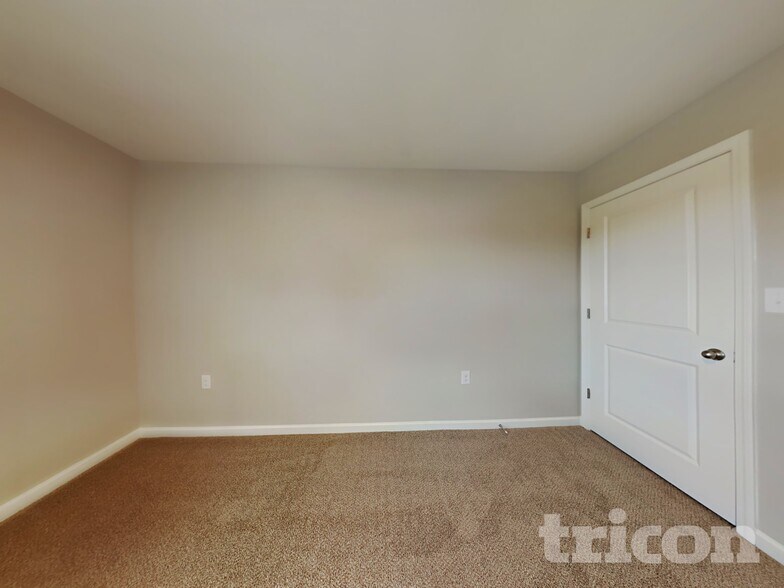 Building Photo - 126 Calderdale Ln