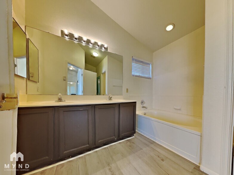 Building Photo - 9056 N Wild Eagle Ave