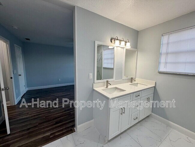 Building Photo - 205 Coconut Palm Way