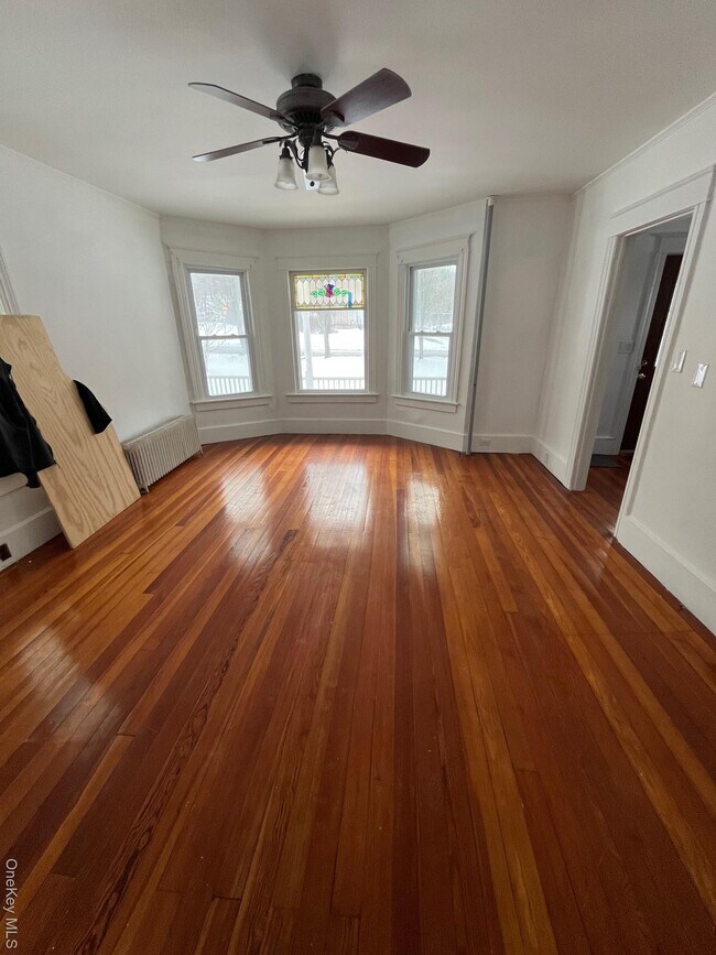 Building Photo - 5 Elm St