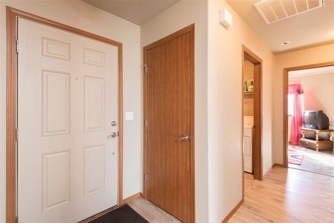 Building Photo - Charming and Bright 3 Bed, 3 Bath Home in ...