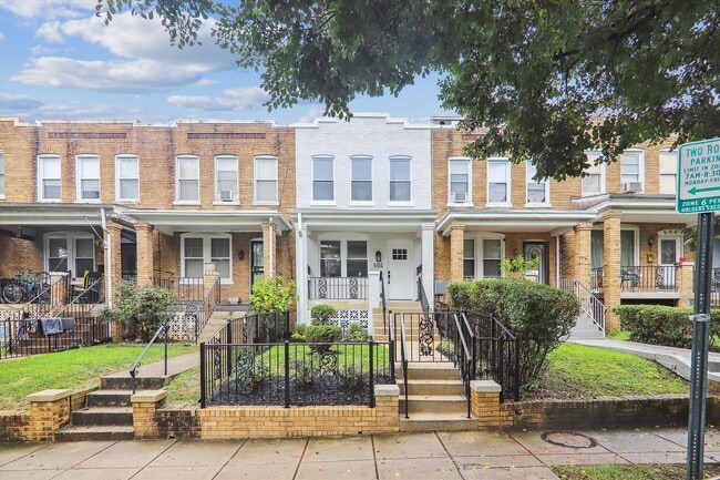Building Photo - 504 24th St NE