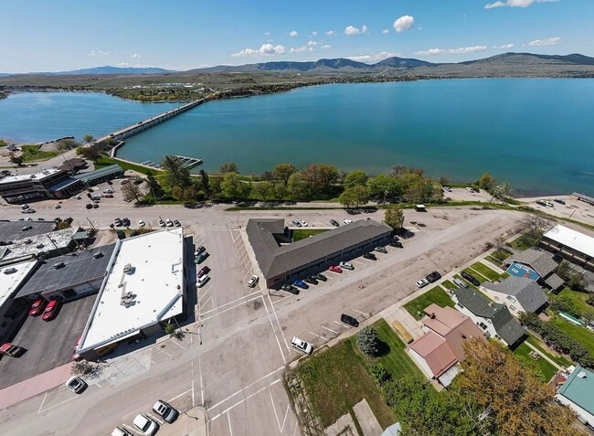 Building Photo - Condo located near the lake- Available NOW until July 31st, 2026. Available again September 1st, ...