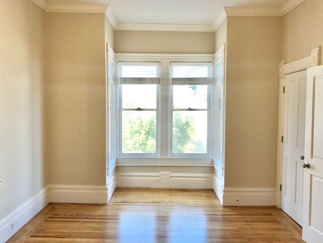 Building Photo - Handsome, Recently Renovated, 3BR/2BA Pac ...