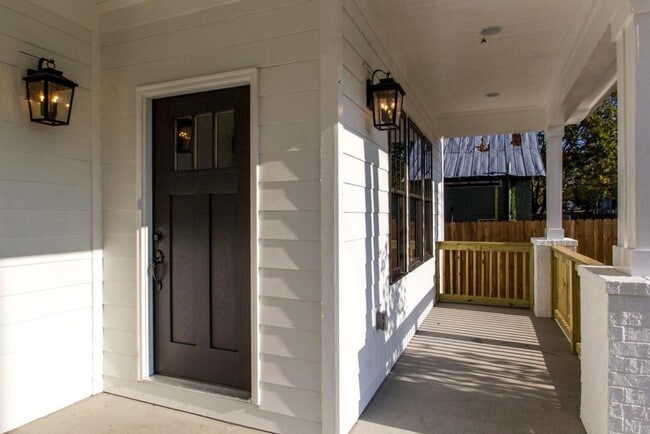 Building Photo - 2 Bedroom, 2.5 Bath Home in East Nashville