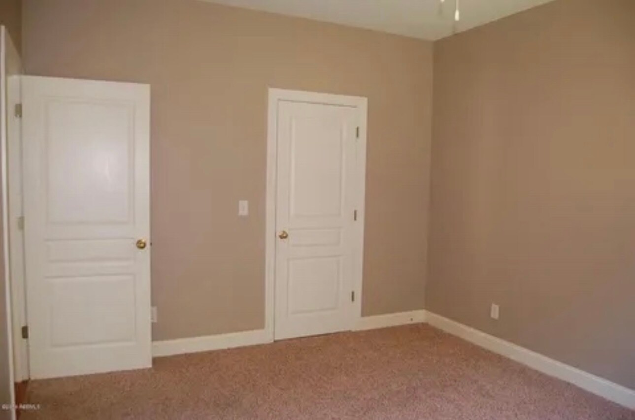 Building Photo - 8 Lagaree Ct