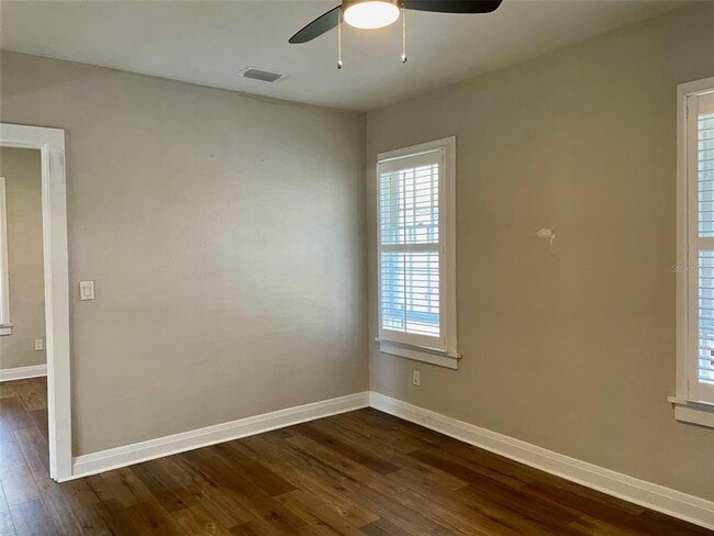 Building Photo - 215 W 16th St