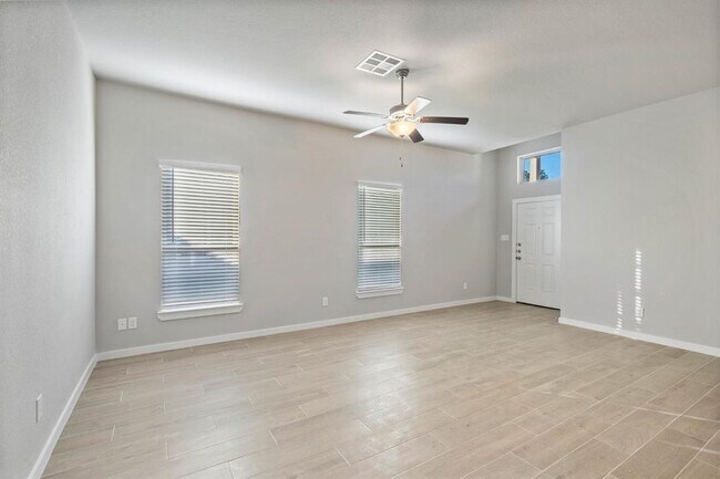 Building Photo - 9732 Grosbeak Ln