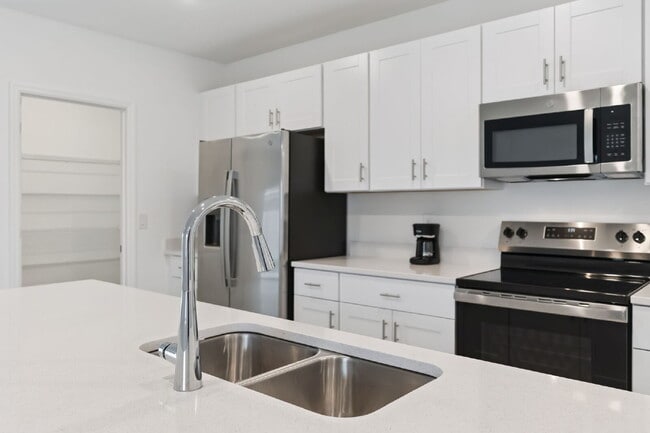 Building Photo - Spacious 4 Bedroom Retreat with 3 Full Baths in Charming Edgewater, FL!