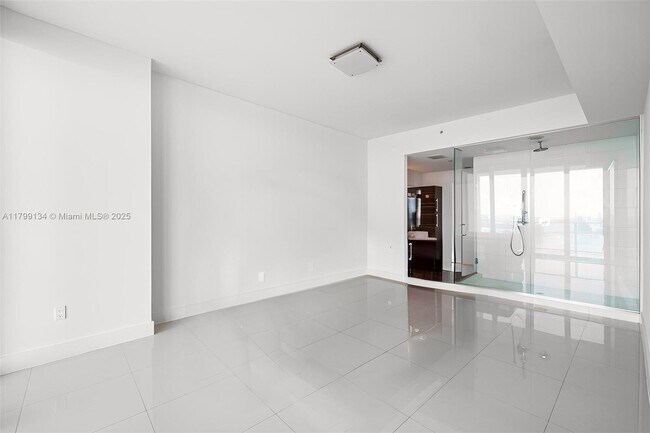Building Photo - 2020 N Bayshore Dr